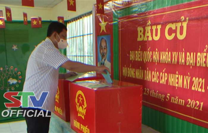 Chủ tịch Ủy ban MTTQ Việt Nam tỉnh Sóc Trăng bỏ phiếu bầu cử tại huyện Trần Đề